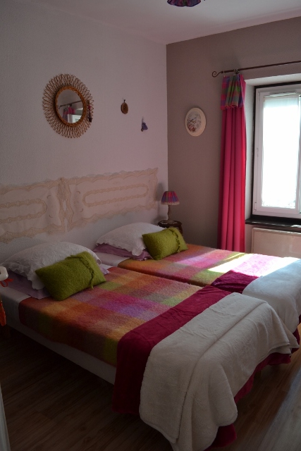 La chambre Cosy 55 €/une personne, 60€/2 personnes LADIES ONLY( salle de bain privative) et petit salon privatif.