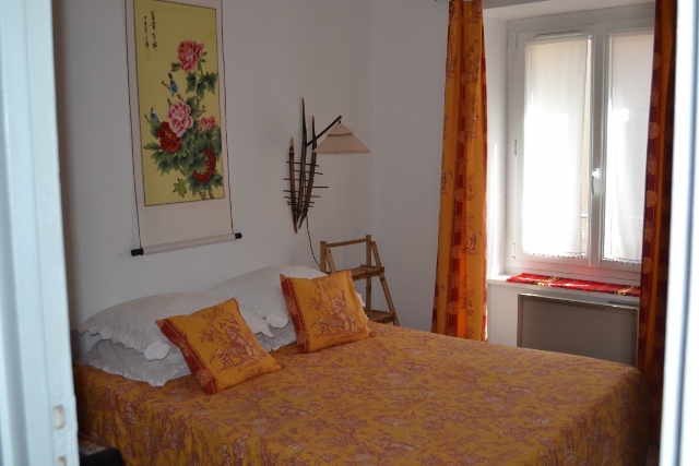 La chambre chinoise 30 €/une personne, LADY ONLY, ( salle de bain privative ou partagée uniquement avec vos amis présents à l'étage si vous êtes un groupe de 4 )