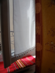 La chambre chinoise 30 €/une personne, LADY ONLY, ( salle de bain privative ou partagée uniquement avec vos amis présents à l'étage si vous êtes un groupe de 4 )