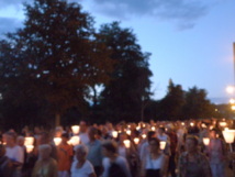 La vigile du 14 Août, procession aux flambeaux : quand la ville du Puy s'illumine de sa foi.
