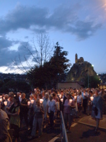 La vigile du 14 Août, procession aux flambeaux : quand la ville du Puy s'illumine de sa foi.