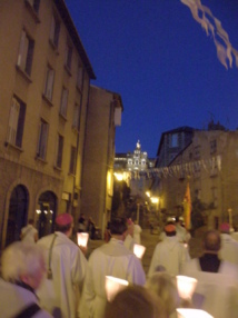 La vigile du 14 Août, procession aux flambeaux : quand la ville du Puy s'illumine de sa foi.