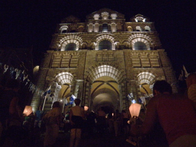 La vigile du 14 Août, procession aux flambeaux : quand la ville du Puy s'illumine de sa foi.