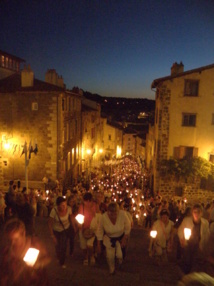 La vigile du 14 Août, procession aux flambeaux : quand la ville du Puy s'illumine de sa foi.