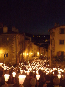 La vigile du 14 Août, procession aux flambeaux : quand la ville du Puy s'illumine de sa foi.