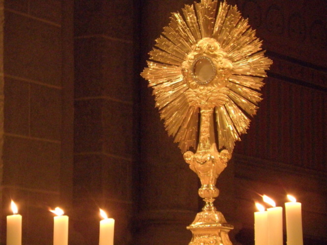 La vigile du 14 Août, procession aux flambeaux : quand la ville du Puy s'illumine de sa foi.