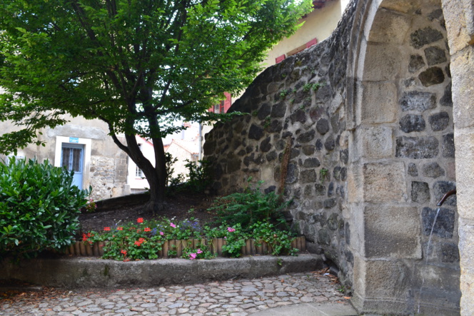 Entre ville et campagne, une placette du quartier du Pouzarot au centre du Puy.