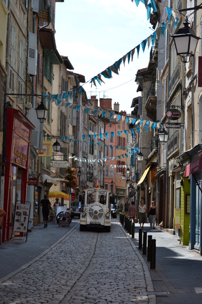 Le même quartier plein de vie avec son train touristique et son train train de vie!