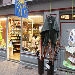 La Boutique du Pèlerin : tout ce qu'il vous faut et un lieu pour les sacs à dos et bagages.
