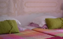 La chambre Cosy 55 €/une personne, 60€/2 personnes LADIES ONLY( salle de bain privative) et petit salon privatif.